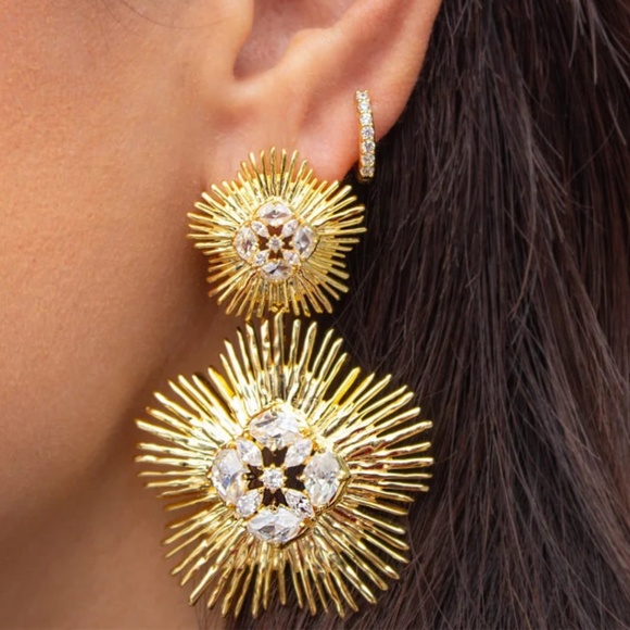 Like New Kendra Scott Dira Clear Crystal Statement Earrings in Gold - Picture 1 of 5